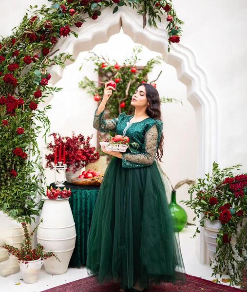 عکس لباس تزیین شب یلدا برای عروس اینستاگرام