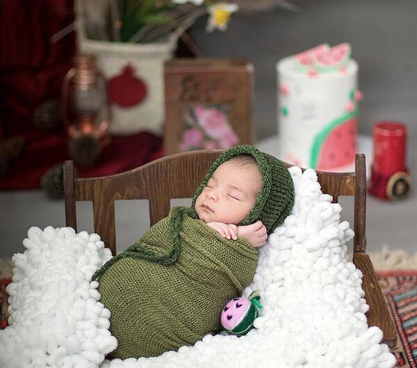 عکس ایده عکاسی یلدایی نوزاد