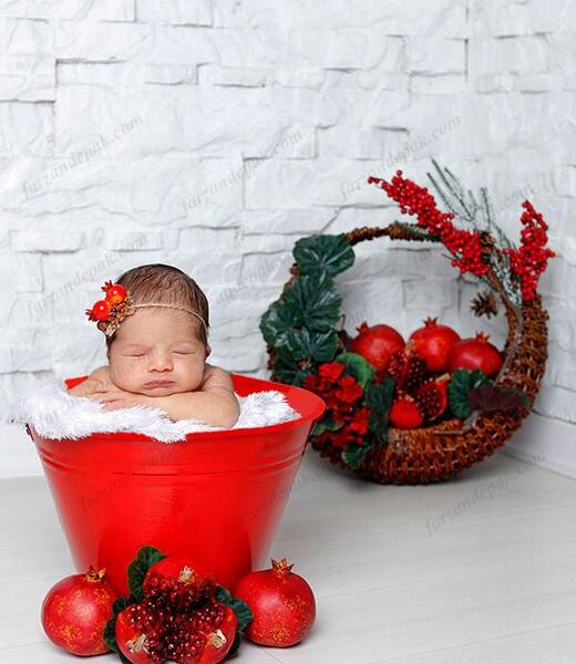 ایده عکس یلدایی کودک در فضای باز