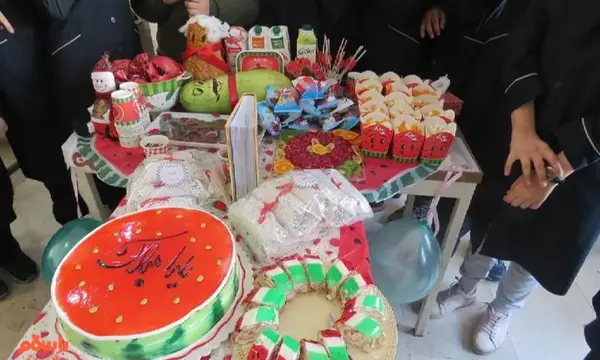 عکس ایده تزیین میز یلدای مدرسه