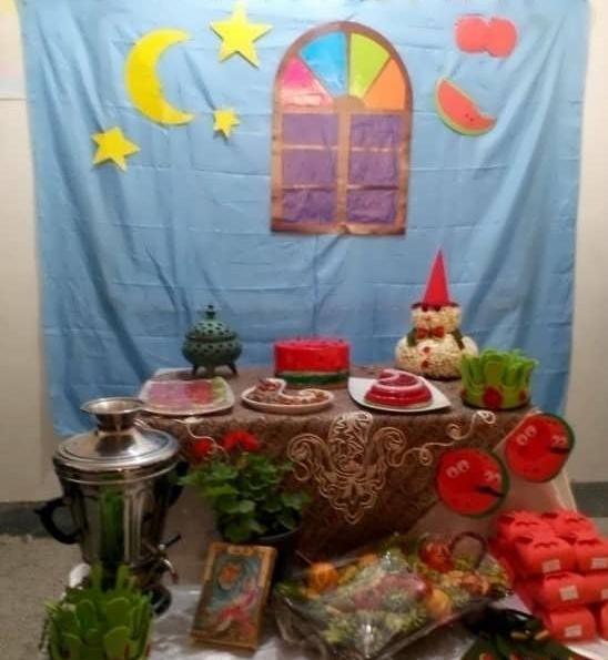 عکس ایده تزیین میز یلدای مدرسه