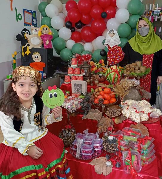 عکس ایده تزیین میز یلدا برای مدرسه