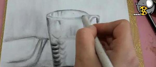 عکس نقاشی لیوان ساده با سایه