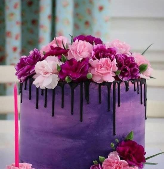 عکس کیک ساده با گل طبیعی