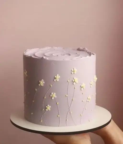 عکس کیک ساده با گل طبیعی