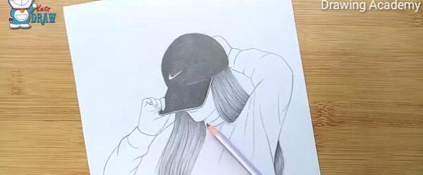 عکس نقاشی ساده با مداد سیاه دختر