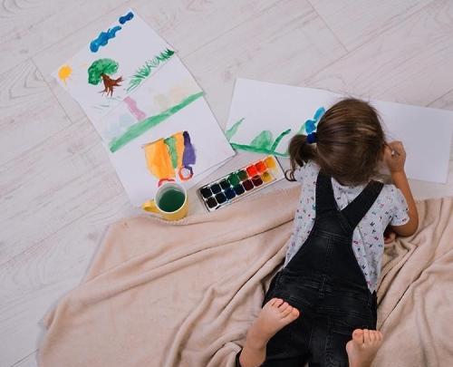عکس نقاشی ساده با آبرنگ روی کاغذ برای کودکان