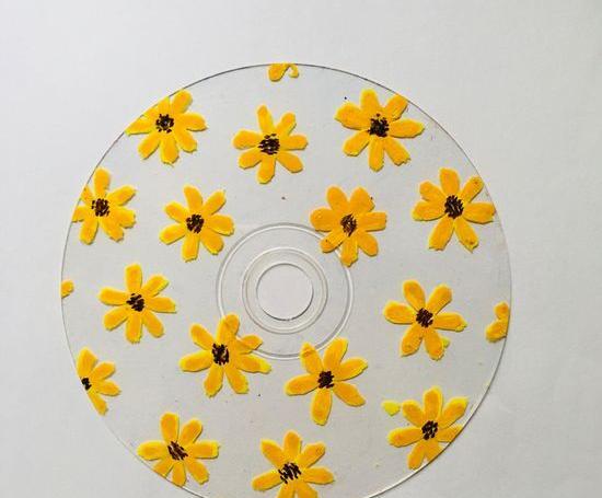 عکس نقاشی ساده با گواش روی سی دی
