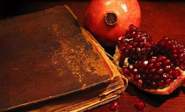 ژست عکس یلدا با انار