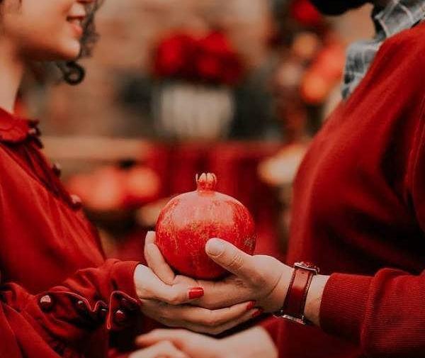 ژست عکس یلدا با انار