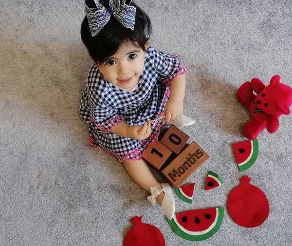 عکس شب یلدا کودک در خانه