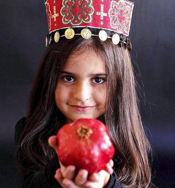 عکس شب یلدا کودک در خانه