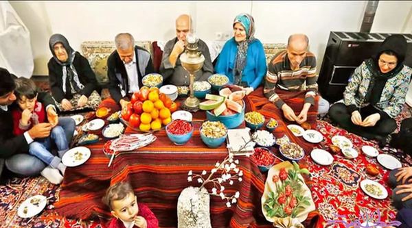 عکس شب یلدا در کنار خانواده