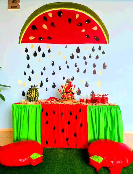 عکس میز شب یلدا در مدرسه