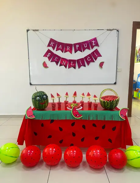 عکس میز شب یلدا در مدرسه