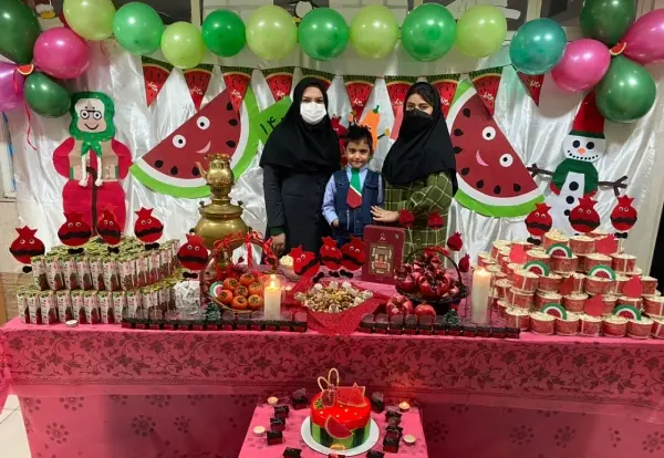 عکس میز شب یلدا در مدرسه