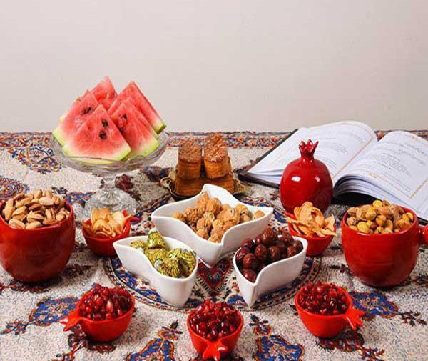 عکس میز شب یلدا در مدرسه