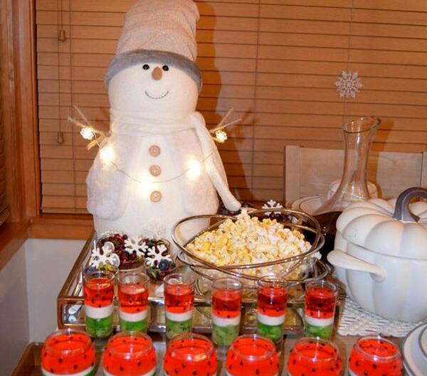 عکس میز شب یلدا در مدرسه