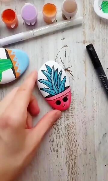 عکس نقاشی ساده روی سنگ کوچک