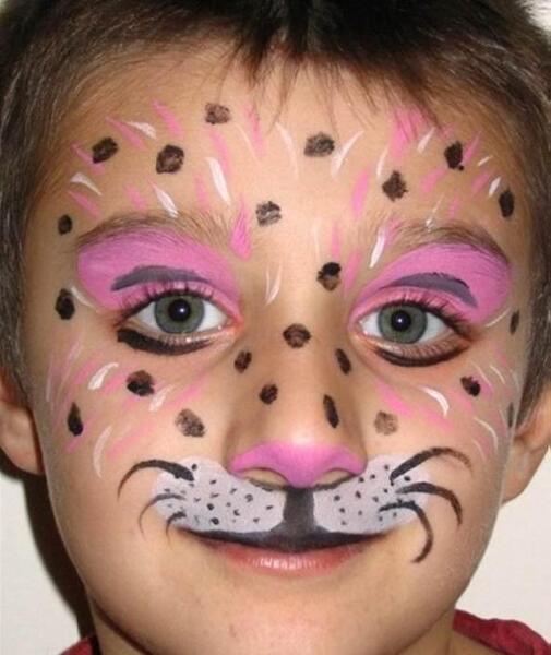 عکس نقاشی ساده روی صورت کودک