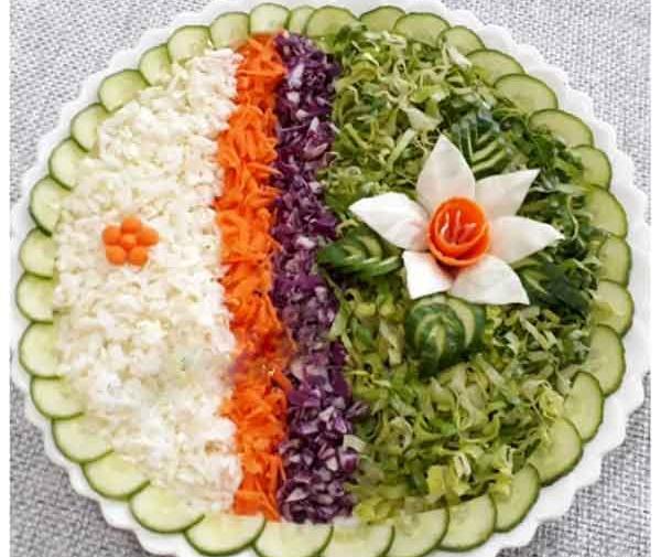 عکس ایده تزیین سالاد کاهو در ظرف گرد
