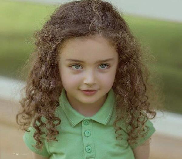 عکس دختر بچه مو فرفری