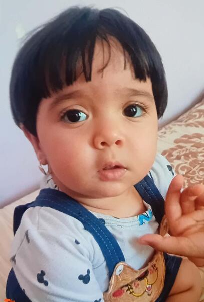 عکس دختر بچه کاپشن صورتی با گوشواره قلبی