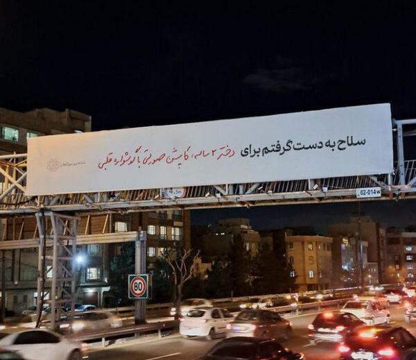 عکس دختر بچه کاپشن صورتی با گوشواره قلبی