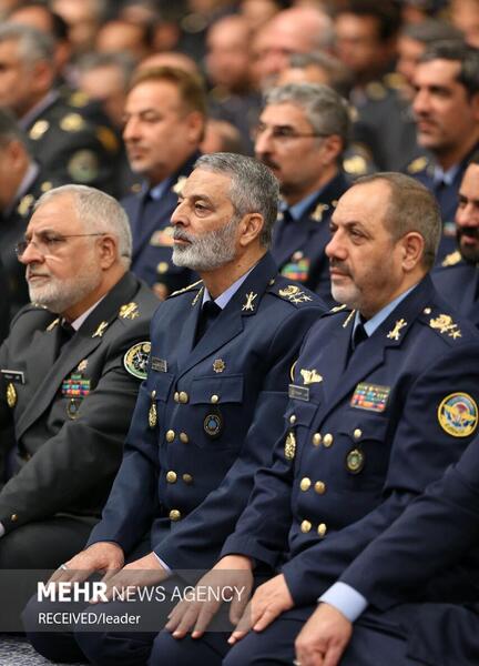 عکس رهبر با فرماندهان ارتش