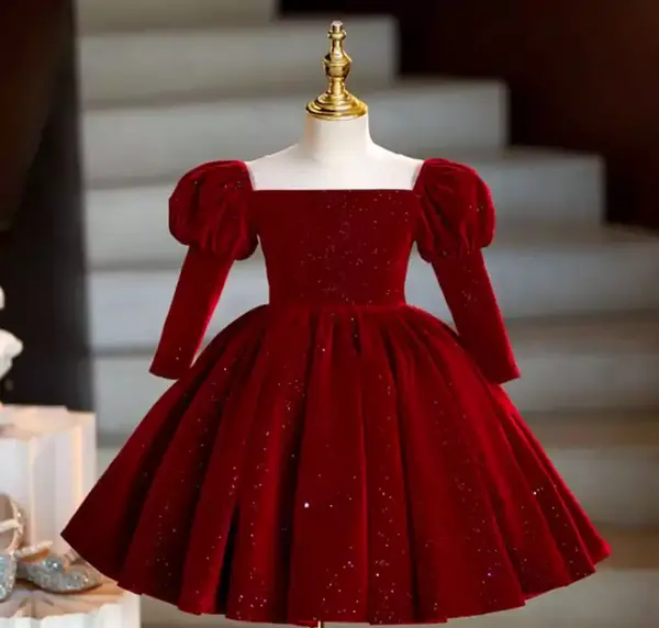 عکس دختر با لباس مجلسی قرمز