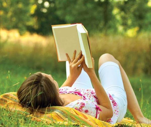 عکس دختر و کتاب برای پروفایل