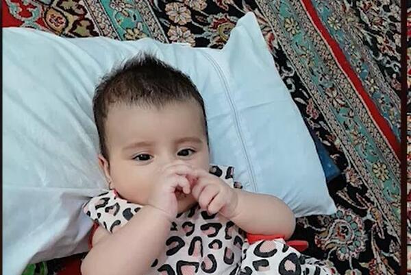 عکس دختر بچه مریض در بیمارستان