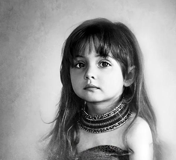 عکس دختر بچه ی ناراحت
