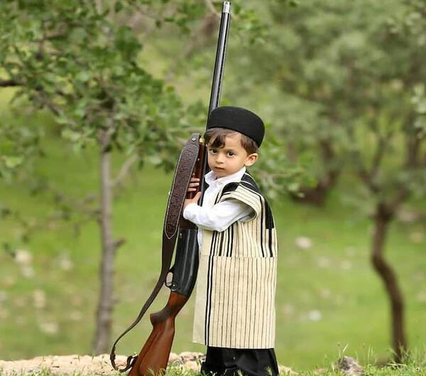 عکس دختر بچه با لباس محلی بختیاری