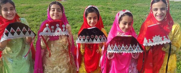 عکس دختر بچه با لباس محلی بختیاری