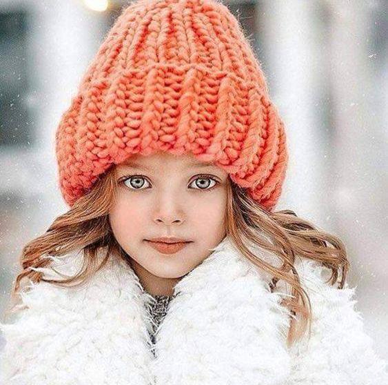 عکس دختر بچه با چشم مشکی