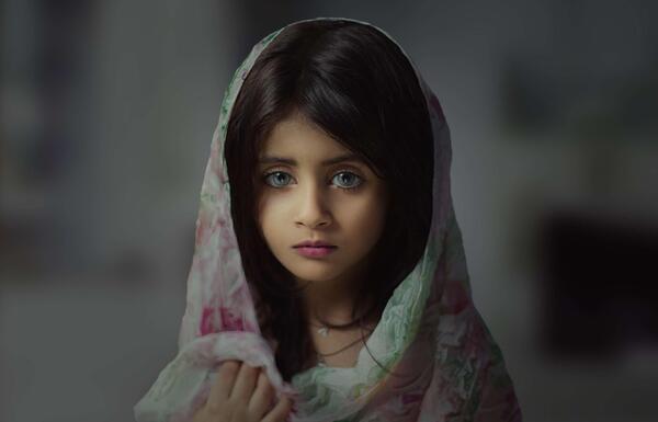 عکس دختر بچه با چشم مشکی