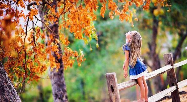 عکس دختر بچه در پاییز
