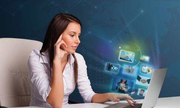 عکس دختر پشت میز کامپیوتر برای پروفایل