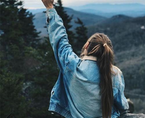 عکس دختر از پشت طبیعت