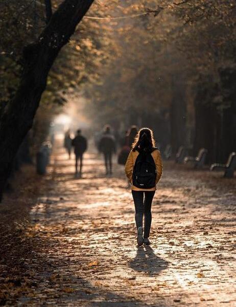 عکس دختر از پشت طبیعت