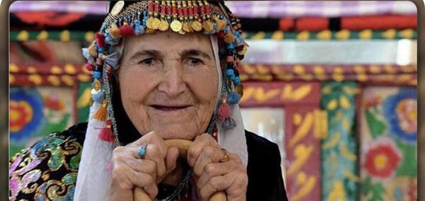 عکس دختر کرد با لباس کردی مردانه از پشت سر