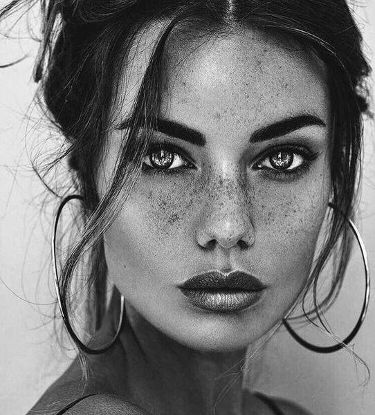 عکس نقاشی سیاه قلم چهره دختر سخت