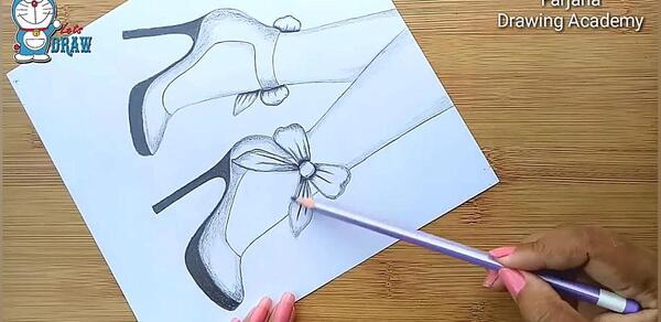 عکس نقاشی سیاه قلم کفش پاشنه بلند