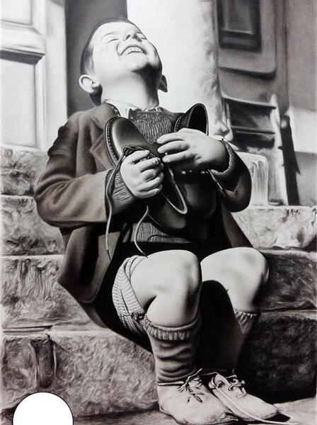 عکس نقاشی کفش با سیاه قلم