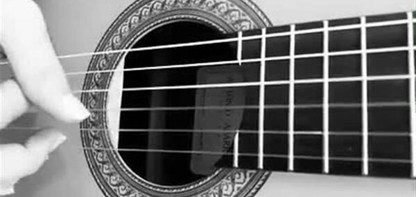 عکس آموزش نقاشی سیاه قلم گیتار