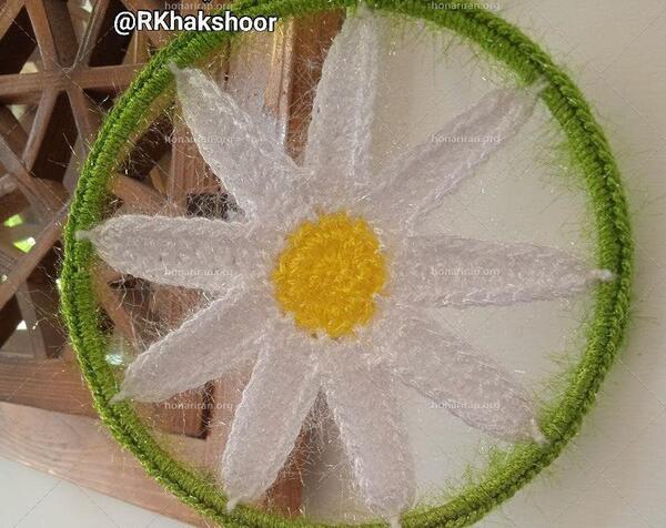 عکس نقاشی گل بابونه روی سفال