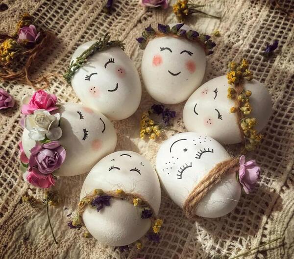 عکس نقاشی گل سنبل روی تخم مرغ