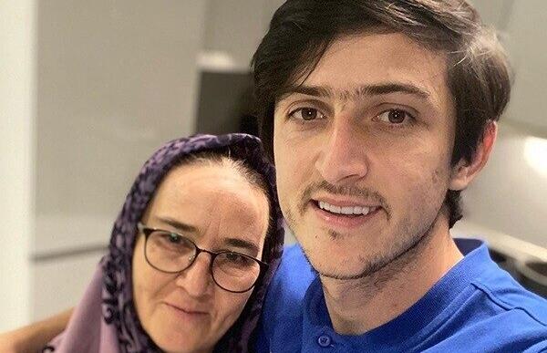 عکس سردار آزمون و مادرش