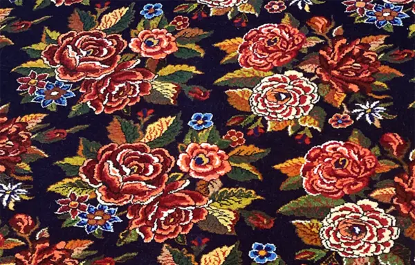عکس نقاشی گل روی فرش